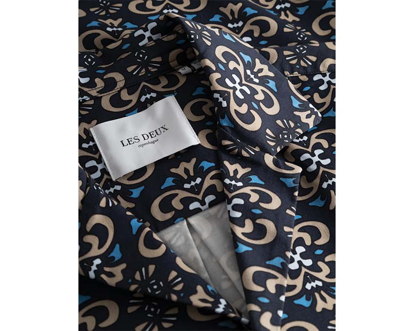 Les Deux Hendrix AOP SS Shirt Dark Navy dettaglio — collo e maniche motivo