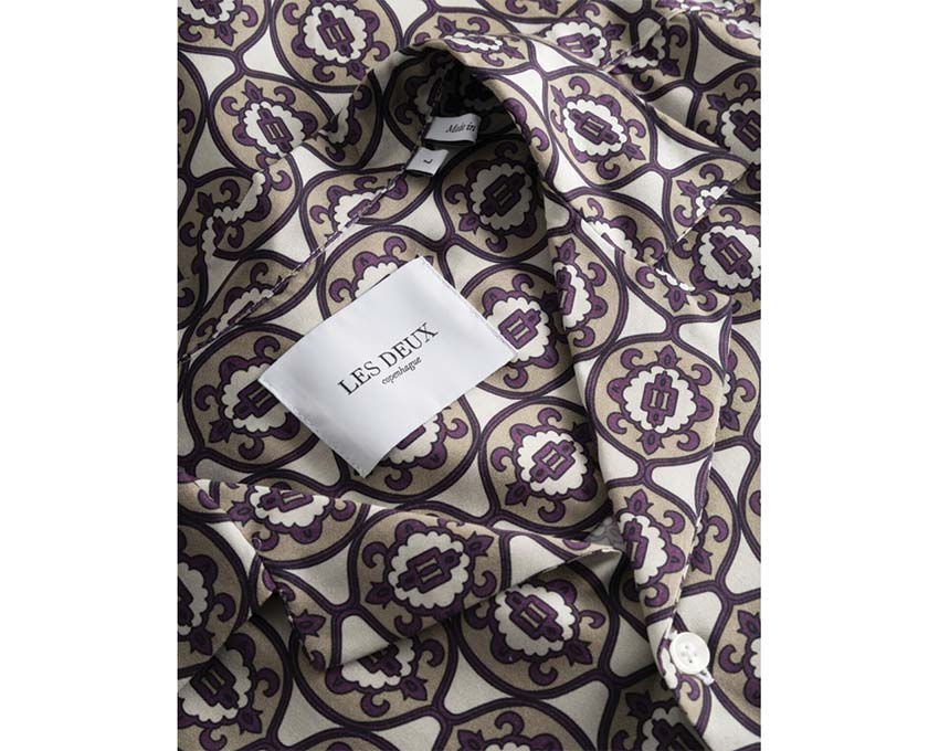 Les Deux Ornament AOP Tencel Shirt Ivory Seitenansicht — Tencel weich ornamentales Muster