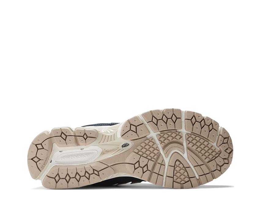 détail — New Balance 1906 N brodé empiècement suède marine beige