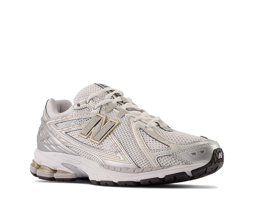 New Balance 1906R White Rain Cloud Seitenansicht — Silver Metallic Akzent