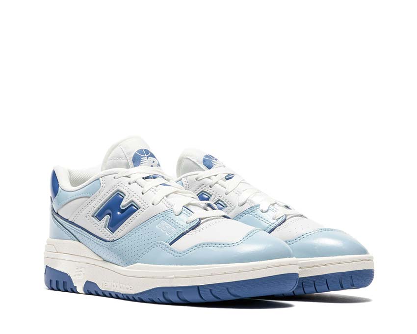 vue latérale — New Balance 550 Patent cuir verni bleu chrome agate