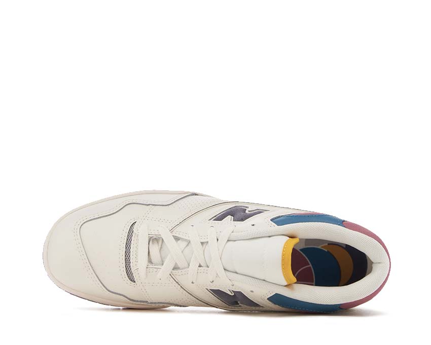 New Balance 550 White Multi Detail — gesticktes NB-Logo bunter Fersenbereich