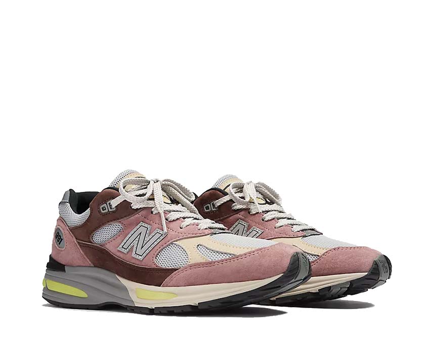 New Balance 991v2 UK Rosewood Deep Taupe vista laterale — tomaia camoscio e mesh