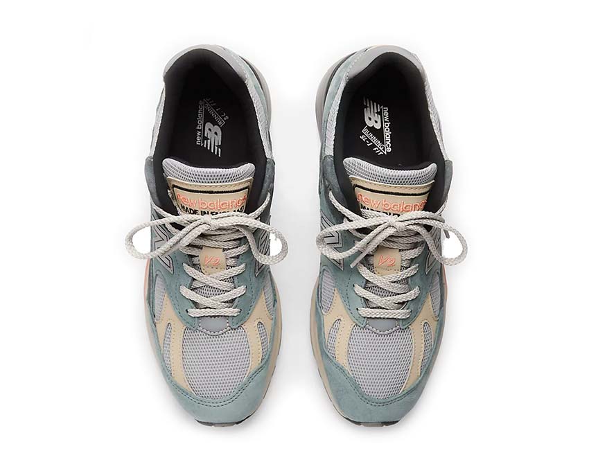 New Balance 991v2 UK Silver Blue Detail — geschichtetes N-Logo Stahlblau-Töne