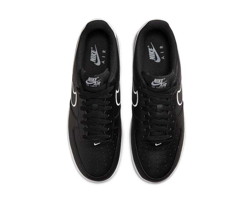 Nike Air Force 1 07 Black Photon Dust White détail — tige cuir