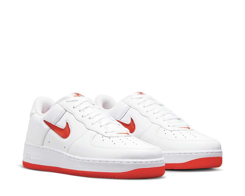 Nike Air Force 1 Low Retro White vista laterale — pelle liscia University Red