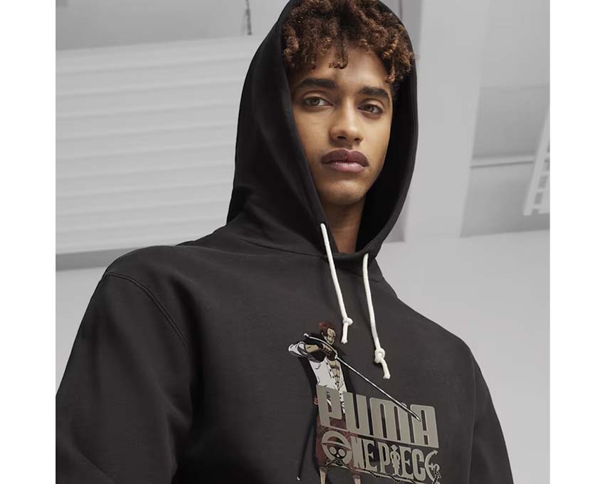 Puma x One Piece Hoodie Black détail — détail broderie One Piece Puma