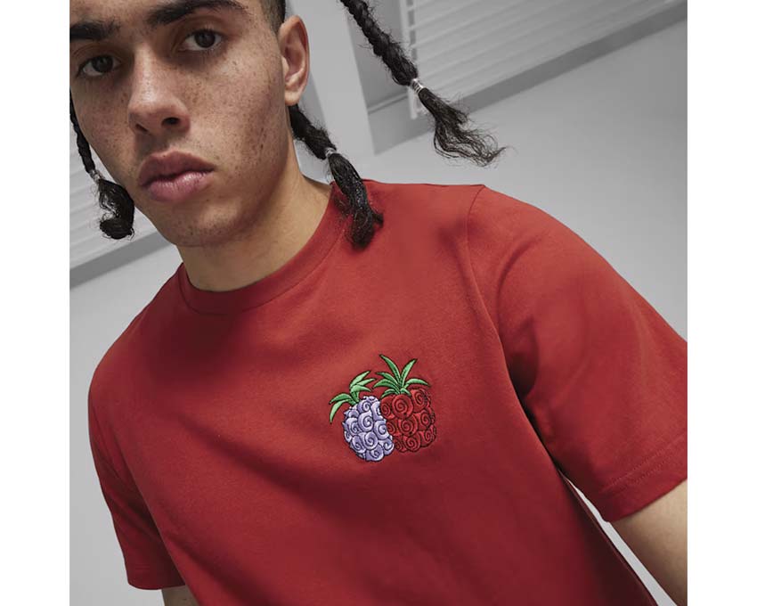 Puma x One Piece Tee Club Red détail — imprimé One Piece rouge Puma