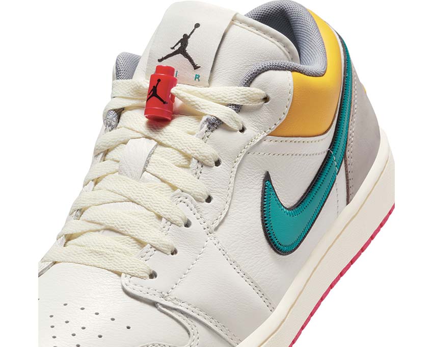 Jordan Air Jordan 1 Low Premium Sail Cashmere vista laterale — pelle pieno fiore