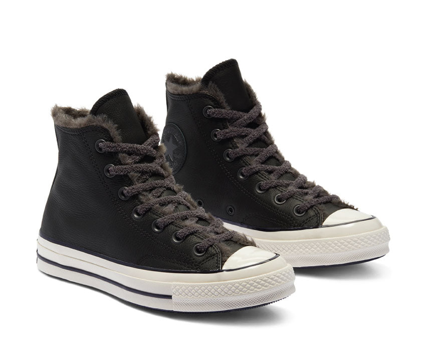 Converse Chuck 70 Hi Black Seitenansicht — dickes Segeltuch und Plateausohle