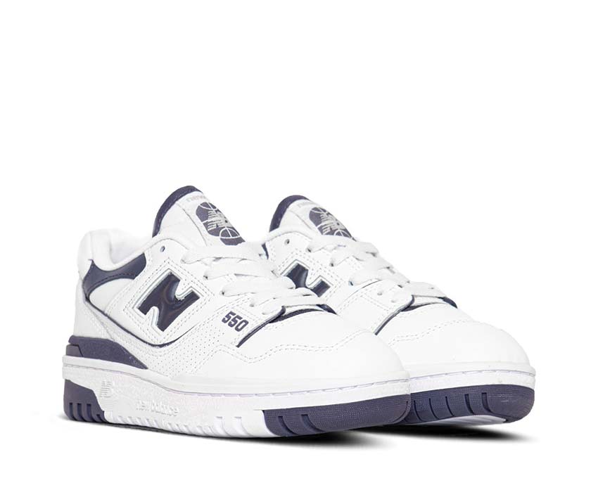 New Balance 550 W White/Navy Seitenansicht — weißes Leder und Navy