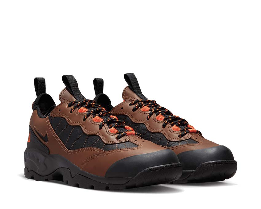 Nike ACG Air Mada Bison Black Hyper Crimson Seitenansicht — Profilsohle