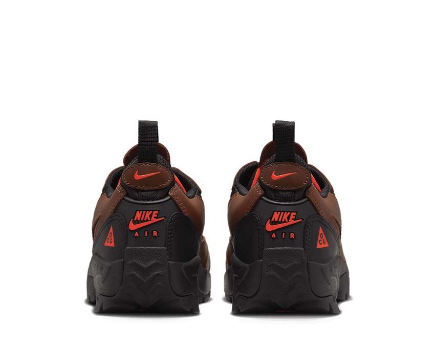 Nike ACG Air Mada Bison Black Hyper Crimson Sohle — Geländegrip