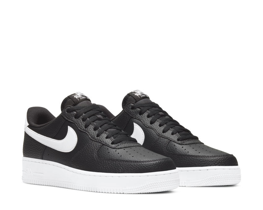 Nike Air Force 1 '07 Black vue latérale — tige cuir pleine fleur noir