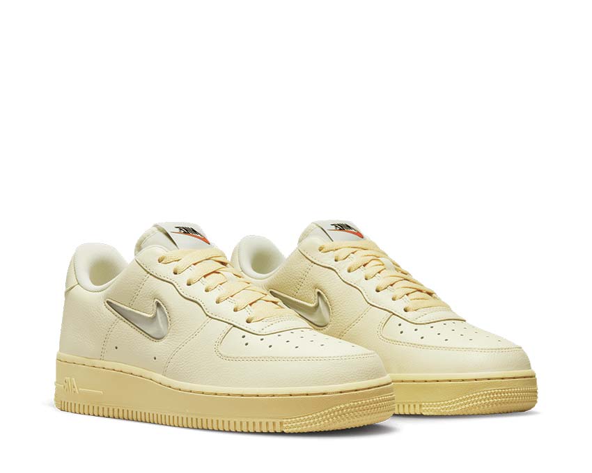Nike Air Force 1 '07 LX Coconut Milk Light Bone Lemon Wash vista laterale — pelle premium