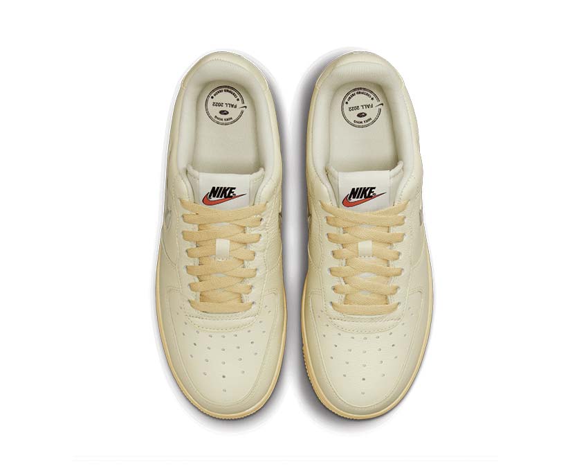 Nike Air Force 1 '07 LX Coconut Milk Light Bone Lemon Wash dettaglio — tomaia in pelle strutturata