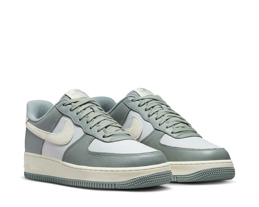 Nike Air Force 1 07 LX Mica Green Coconut Milk vista laterale — pelle premium