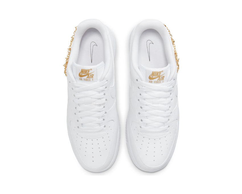 Nike Air Force 1 '07 LX White Metallic Gold détail — Swoosh cuir métallisé or