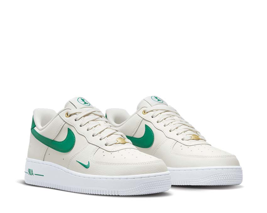 Nike Air Force 1 '07 SE W Sail Malachite White Metallic Gold vista laterale — pelle e dettagli dorati