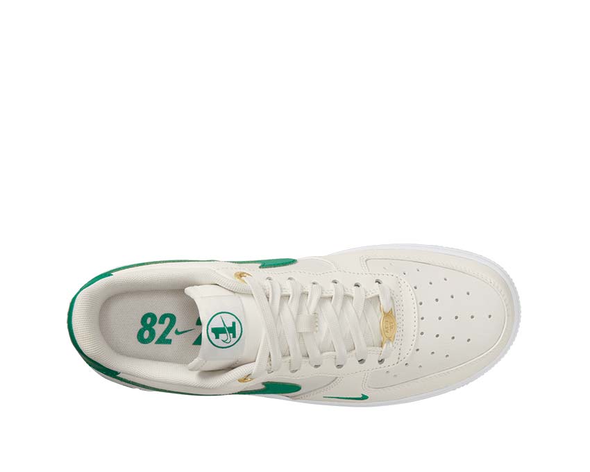 Nike Air Force 1 '07 SE W Sail Malachite White Metallic Gold dettaglio — tomaia in pelle premium