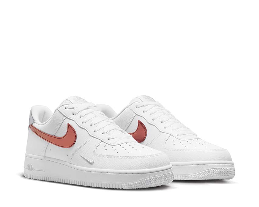 Nike Air Force 1 '07 White Picante Red vue latérale — cuir lisse AF1