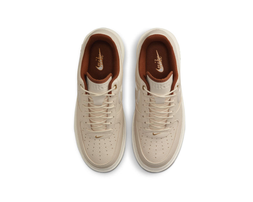 Nike Air Force 1 LUXE Pearl White Pale Ivory detalle — Swoosh cuero nácar