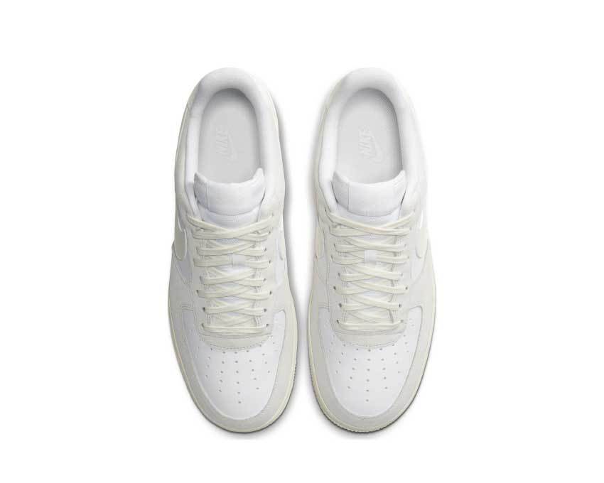 Nike Air Force 1 LV8 Platinum Tint détail — tige cuir lisse